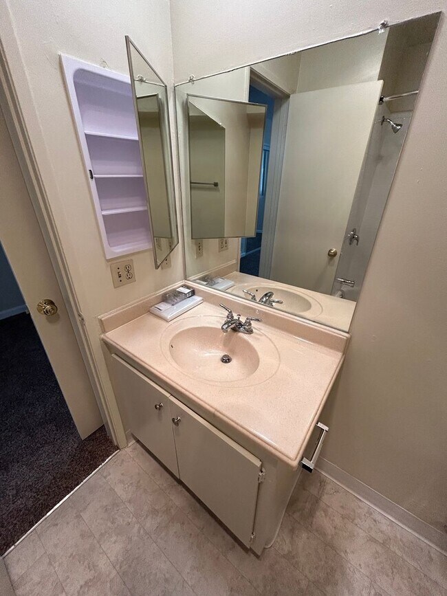 Building Photo - Beautiful 1 Bedroom