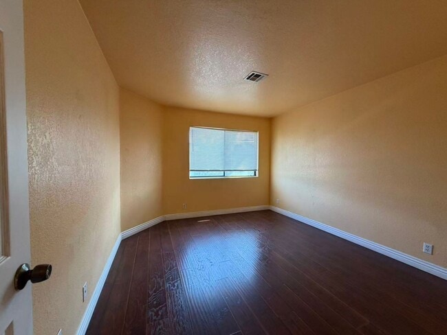 Building Photo - Charming two-story condo with 2 bedrooms