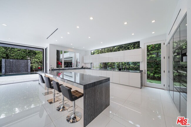 Building Photo - 511 N Rexford Dr