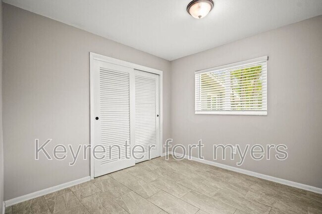 Building Photo - 2210 Parkview Dr