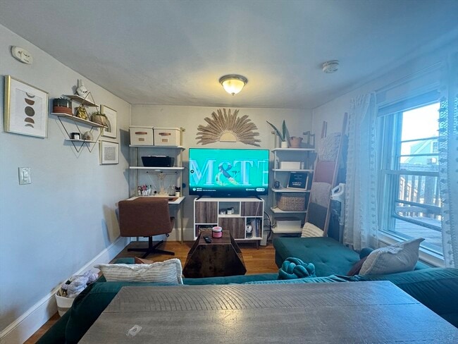 Building Photo - 643 Saratoga St