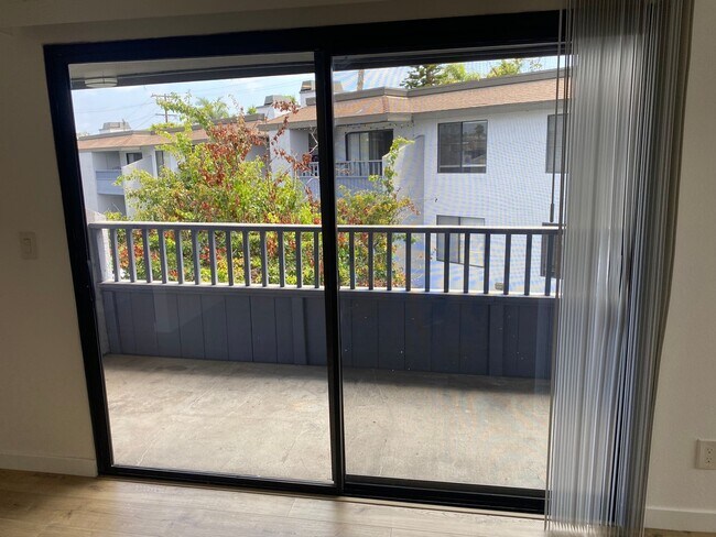 Building Photo - 2BR/2BA Upstairs Condo with Two-Car Garage