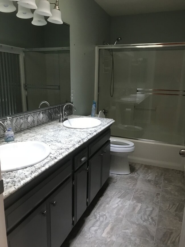 Building Photo - Beautiful 4 bedroom custom