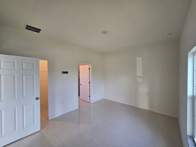 Building Photo - Great location, close to ST RD 82-Three bedroom/2 bathroom