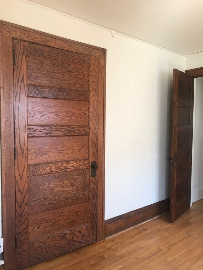 Gorgoues woodwork, all original - 2917 S 31st Ave