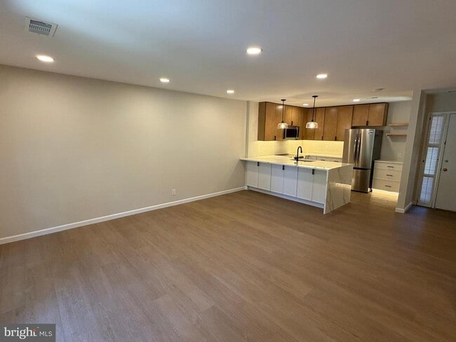 Building Photo - 2480 Glengyle Dr