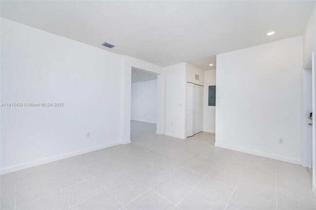 Building Photo - $2,490 2890 SE 26 Ter