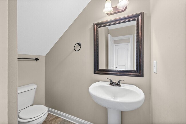 Building Photo - Spacious 4-Bedroom Home with Modern Upgrad...