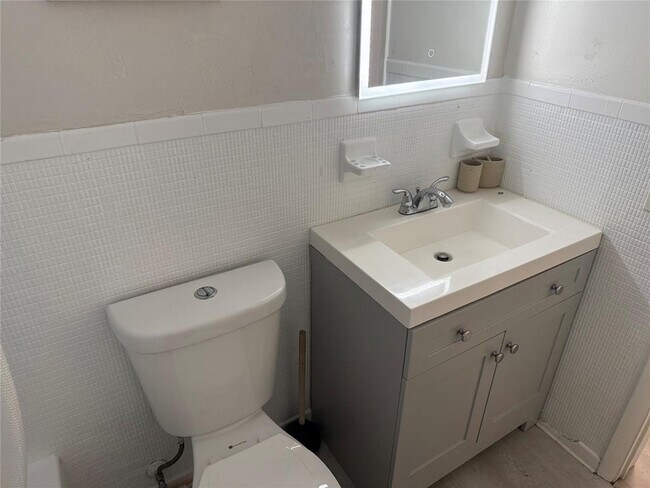 Building Photo - 1638 Plunkett St