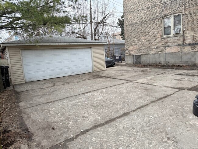 Building Photo - 4819 W Addison St