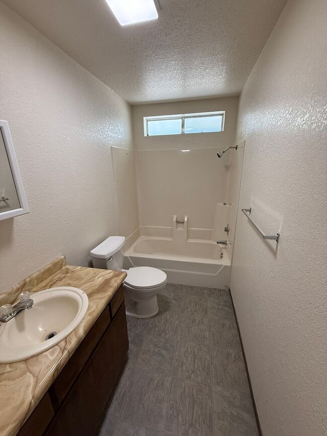 Building Photo - 3 bedroom, 2 bathroom home located in the ...