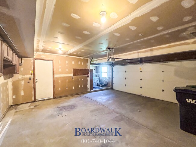 Building Photo - Remodeled & Ready 5 bed in Sandy