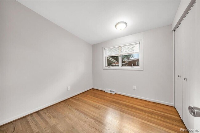 Building Photo - 229 Redwood Dr