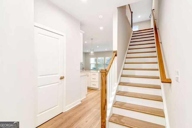 Building Photo - 555 Thatch Ter