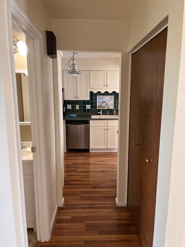 Building Photo - 1071 University Blvd