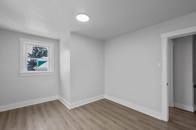 Building Photo - Renovated 3 bedroom home available NOW!