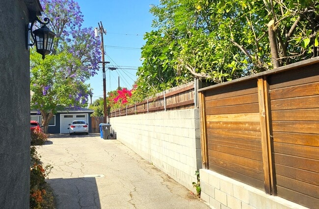 Building Photo - Gorgeous Remodeled 2 Bedrooms, 1 Bath Hous...