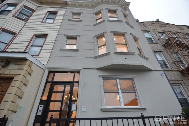 Building Photo - 200 Lawrence Ave