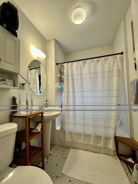 Building Photo - 464 Park Dr