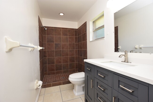 Building Photo - 3/2 Half Duplex in N. Lakeland!
