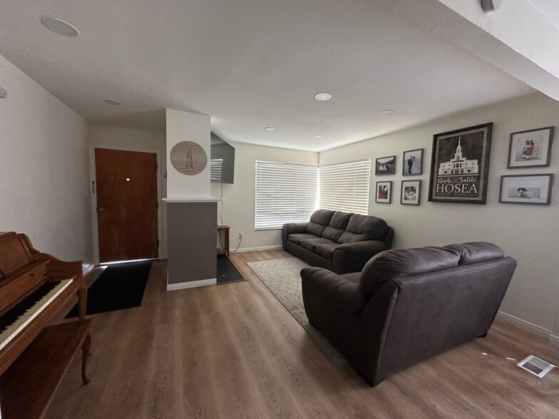Building Photo - 1636 S 200 E