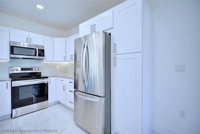 Building Photo - 827 Renault Ave