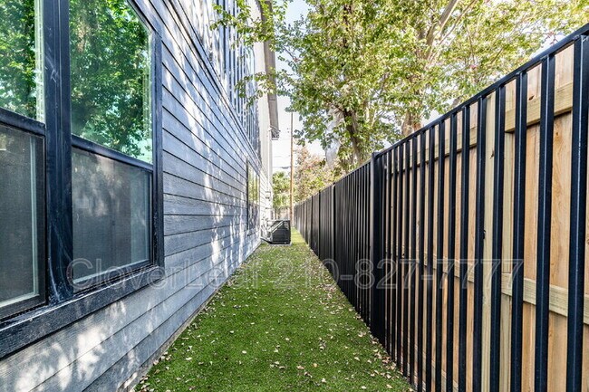 Building Photo - 414 Montana St