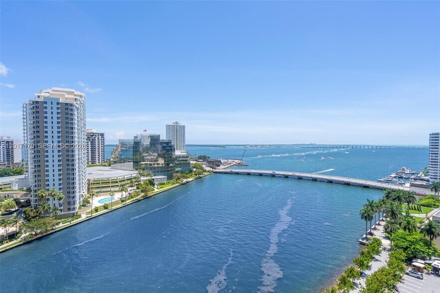 Building Photo - 495 Brickell Ave