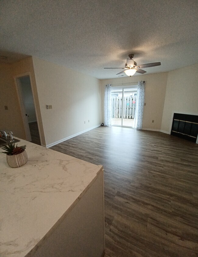 Building Photo - 582 Moull St