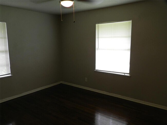 Building Photo - 6031 Ridgeway Dr