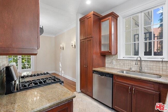 Building Photo - 420 S Beverwil Dr