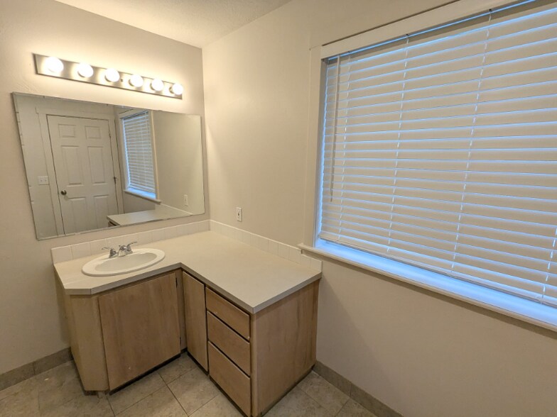 Building Photo - 1760 N 400 E