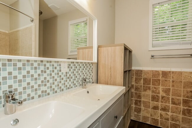 Building Photo - 4581 Doral Dr SW