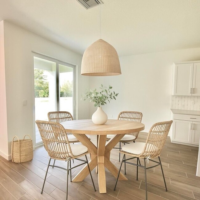 Building Photo - 2099 NE Cedar St