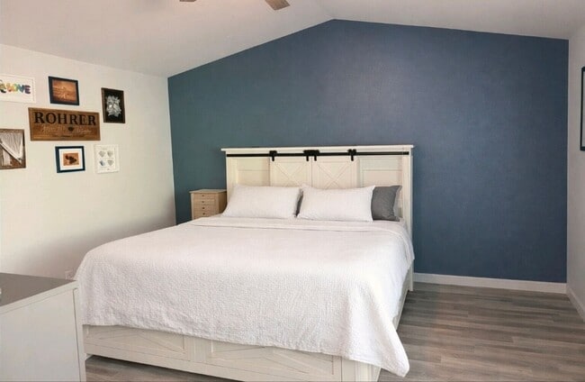 Building Photo - 4 bedroom 2 bath home with bonus room close to schools and shopping. Rv and or boat parking.