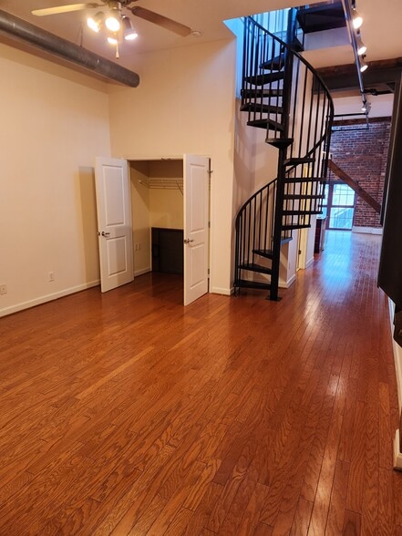 Front Room - 815 Porter St
