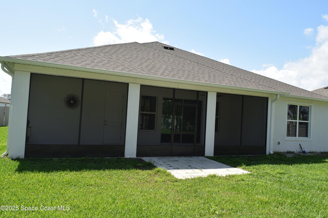 Building Photo - 1992 Killian Dr