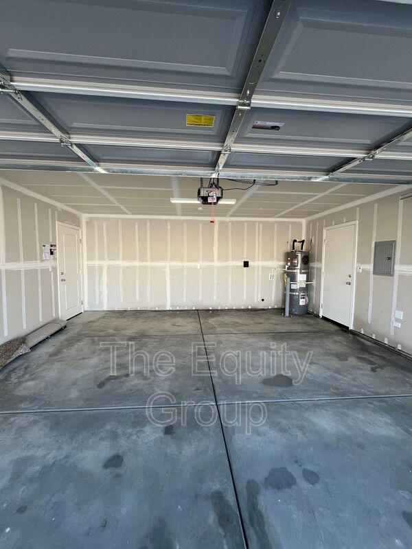 Building Photo - 7039 W Wren Ave