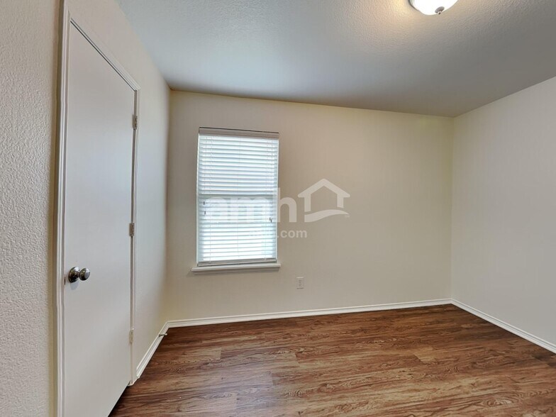 Building Photo - 1036 Cove Hollow Dr