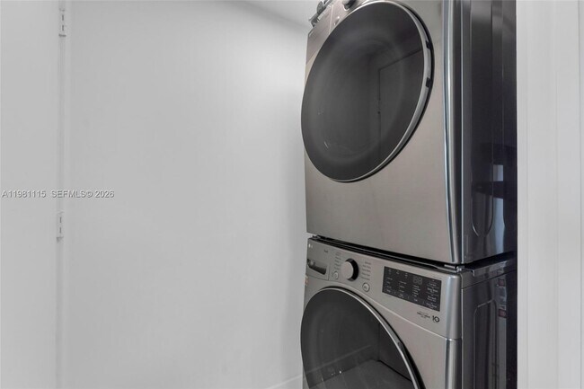 Building Photo - 495 Brickell Ave