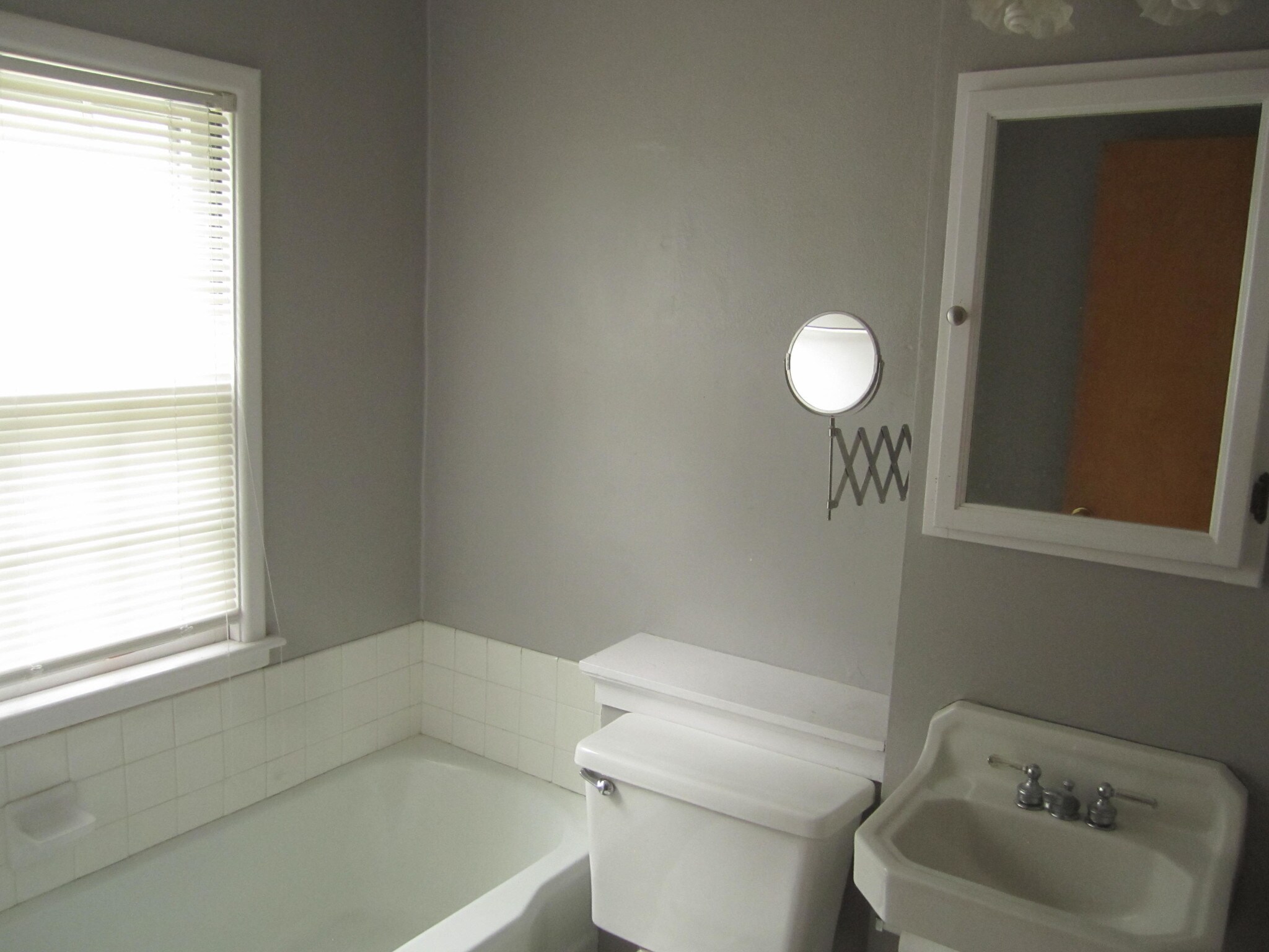 Bath - 2403 Knapp St
