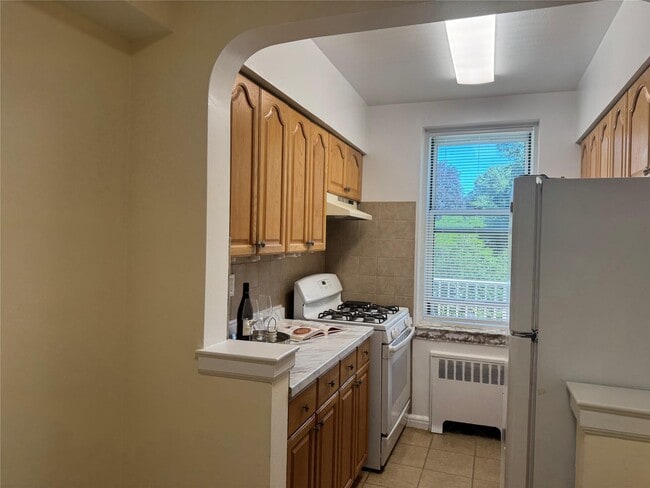 Building Photo - 920 Pelhamdale Ave