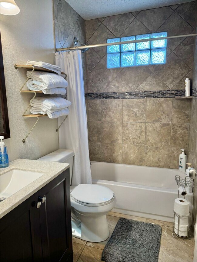 Building Photo - Available Now ! Unfurnished $1600.00 or Fully furnished $2000.00