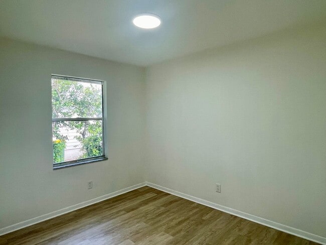 Building Photo - Spacious 4 Bedroom 2 Bathroom Single Famil...
