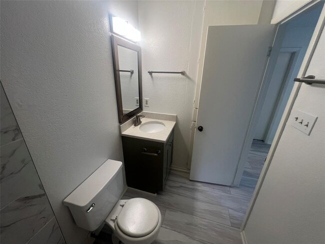 Building Photo - 807 Lloyd Ln