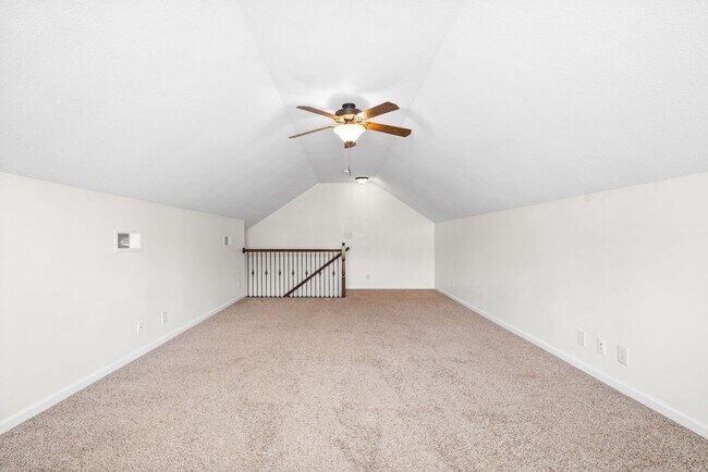 Building Photo - 3 Bedroom 2 Bath Pet Friendly Home For Rent Near Post!