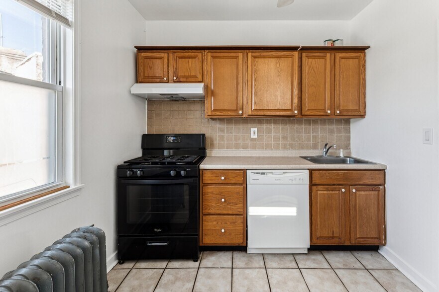 Building Photo - 806 S 47th St