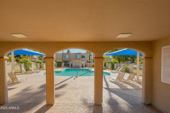 Building Photo - GORGEOUS Updated 2 bedroom Condo in Old To...