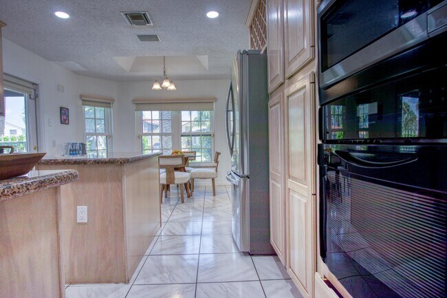 Building Photo - 10341 Buena Ventura Dr