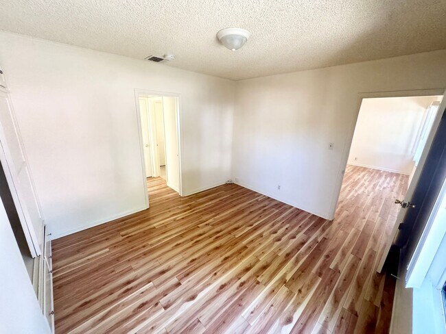 Building Photo - Spacious 2 bedroom, 2 bathroom